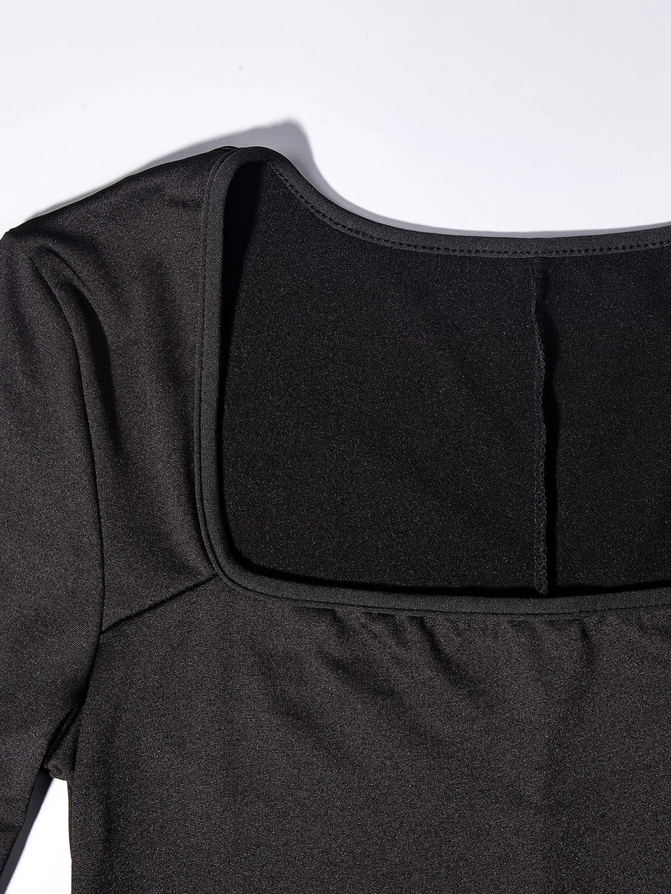 Svart jumpsuit med fyrkantig ringning och utsvängda ben