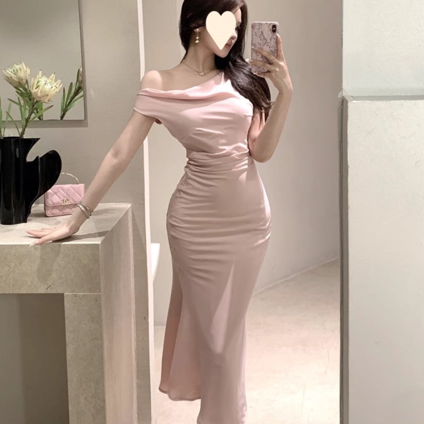 Offshoulder-klänning i satin med fiskstjärtsfall