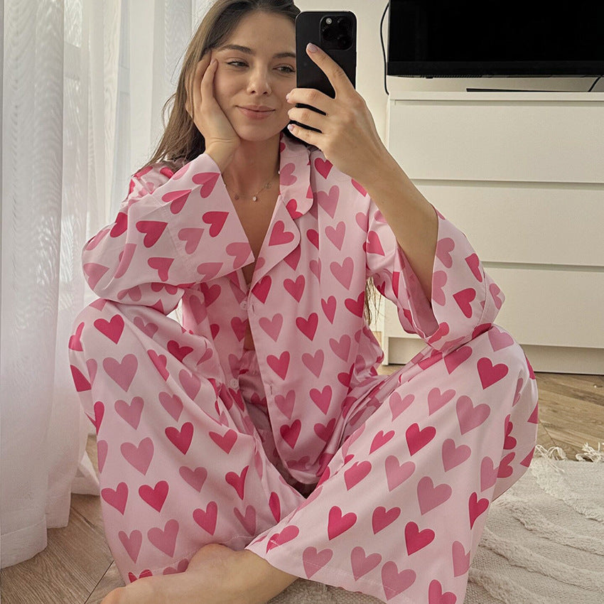 Pyjamasset med hjärtmönster och långa byxor