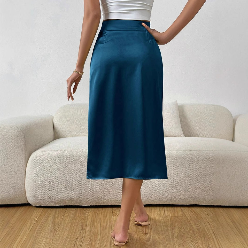 Draperad satinkjol med hög slits