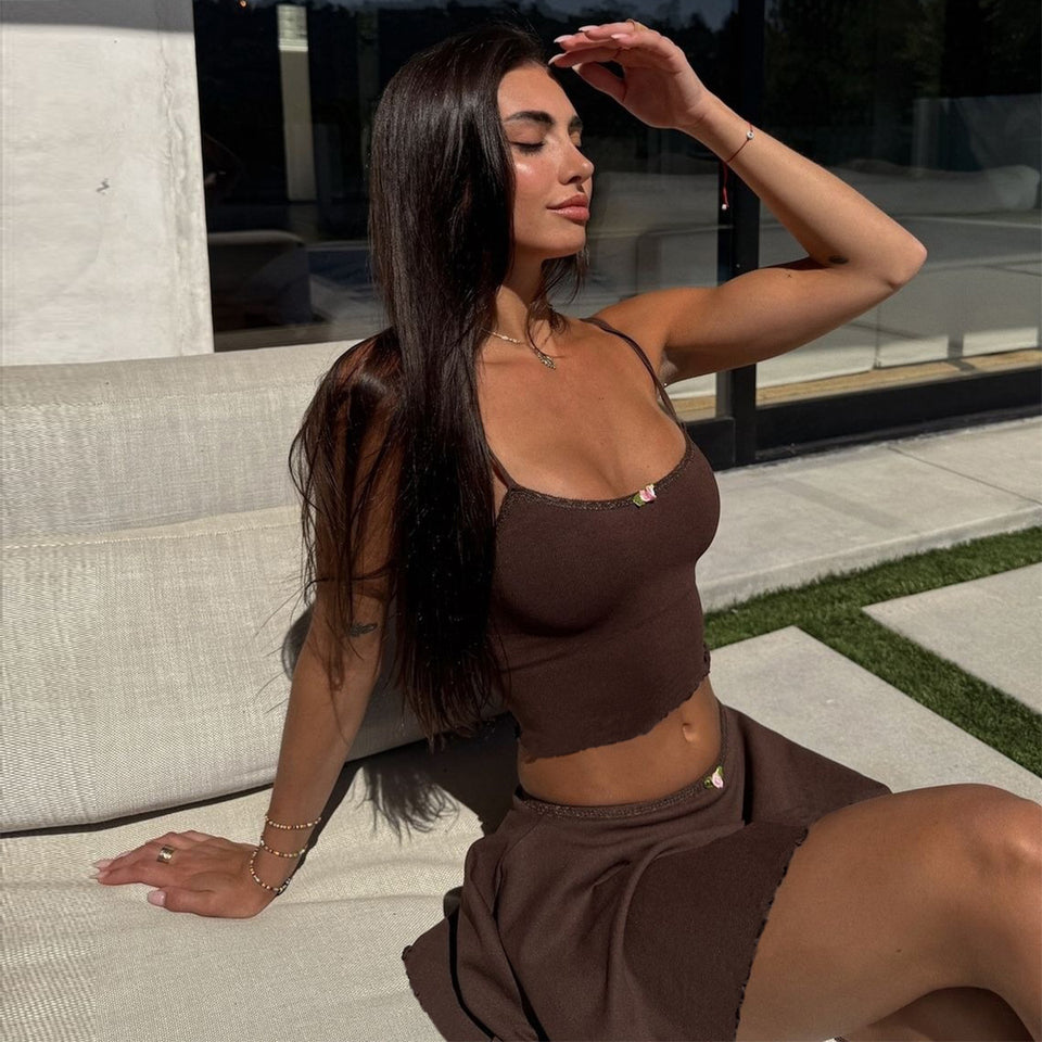 Brunt set med croptop och utsvängd minikjol