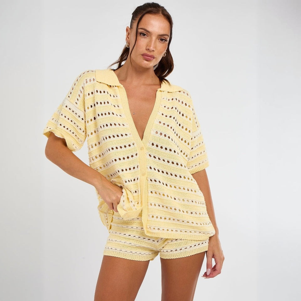 Stickat set med skjorta och shorts