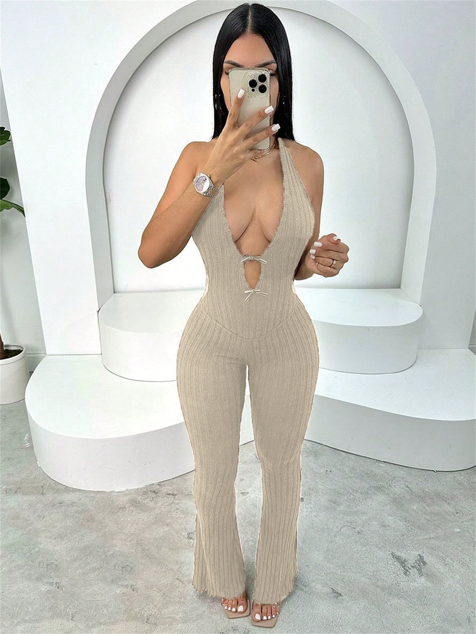 Ribbad jumpsuit med korsad halterneck och cut-out