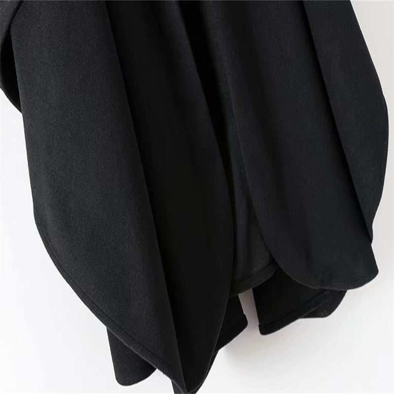 Lång asymmetrisk capekappa i ullkänsla