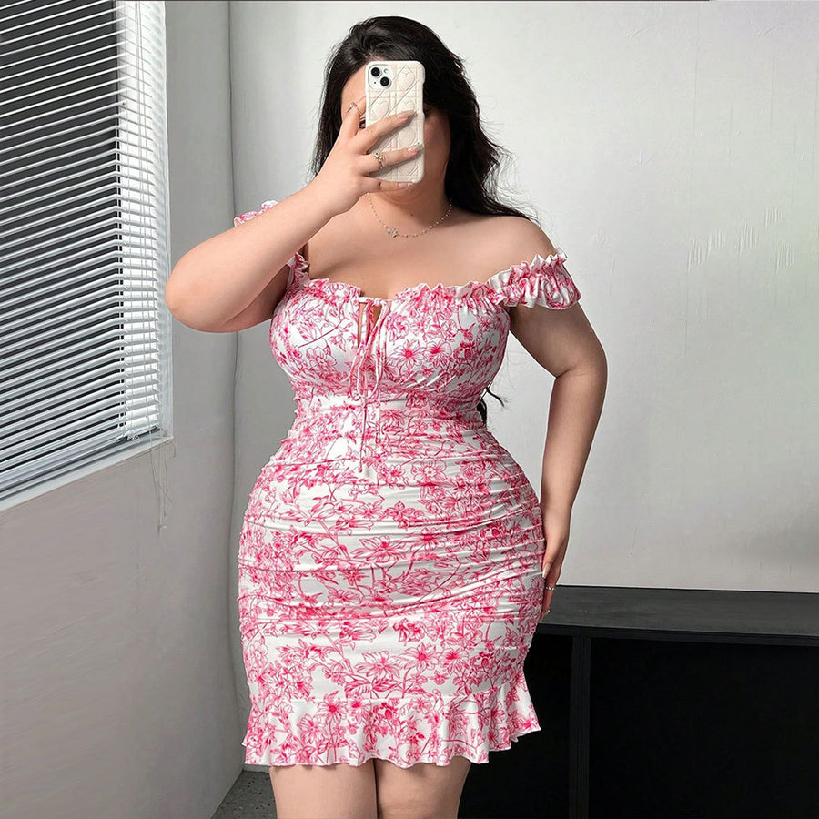 Blommig offshoulder-klänning med volang – plus size