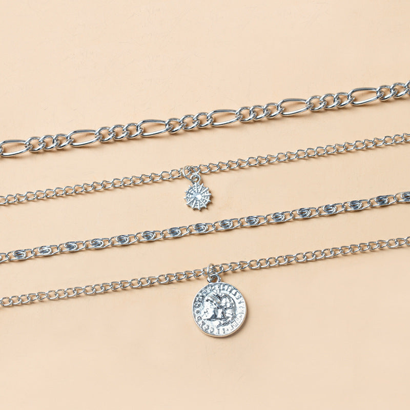 Chunky guldfärgat halsband med berlocker