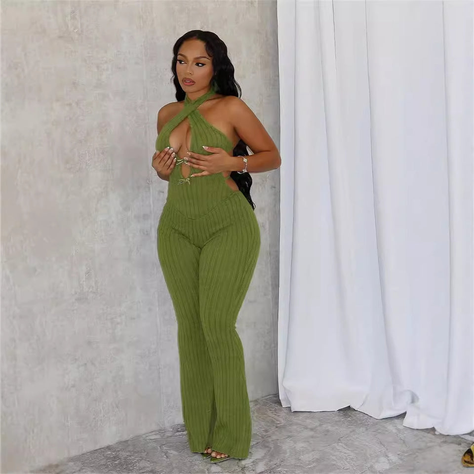 Ribbad jumpsuit med korsad halterneck och cut-out